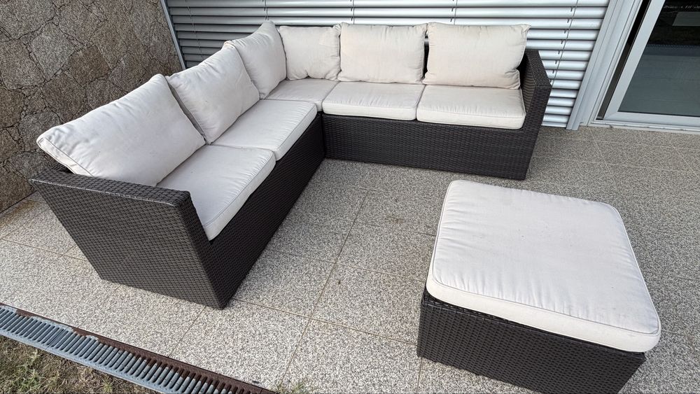 Sofa de jardim com almofadas