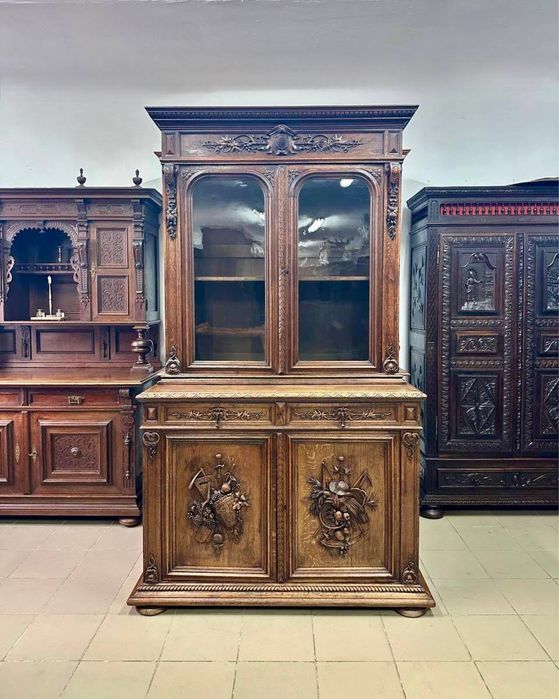 Різьблений обідній гарнітур вітрина сервант дерево стіл стільці 4003