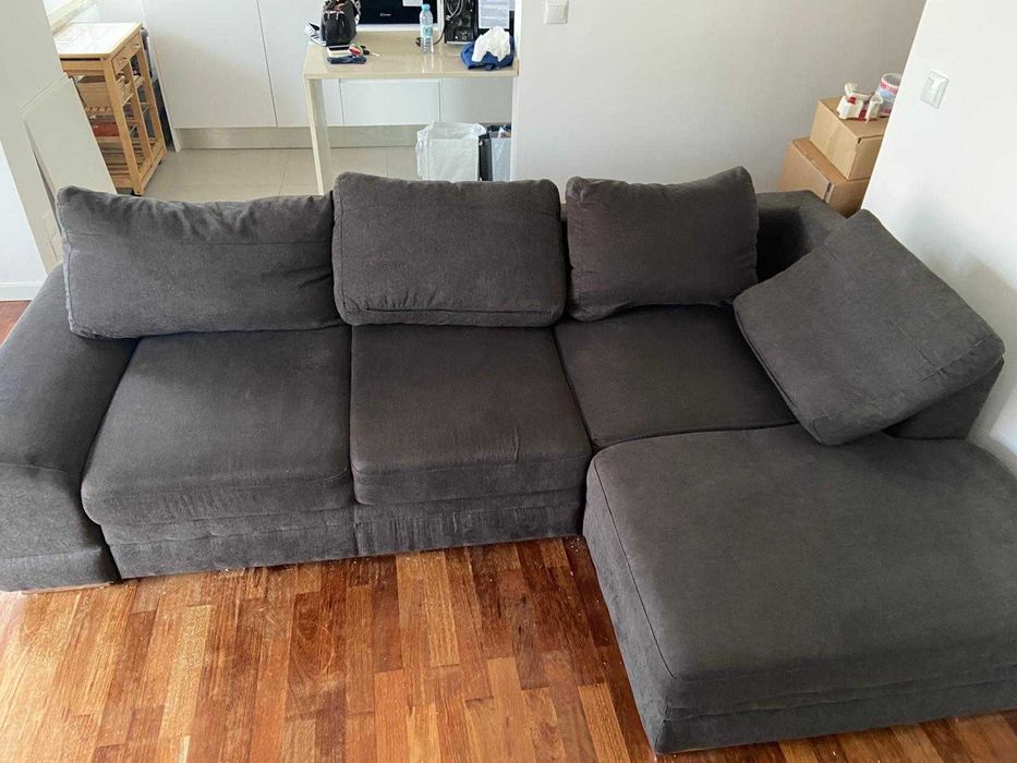 Sofá com chaise longue, em muito bom estado com encostos flexíveis