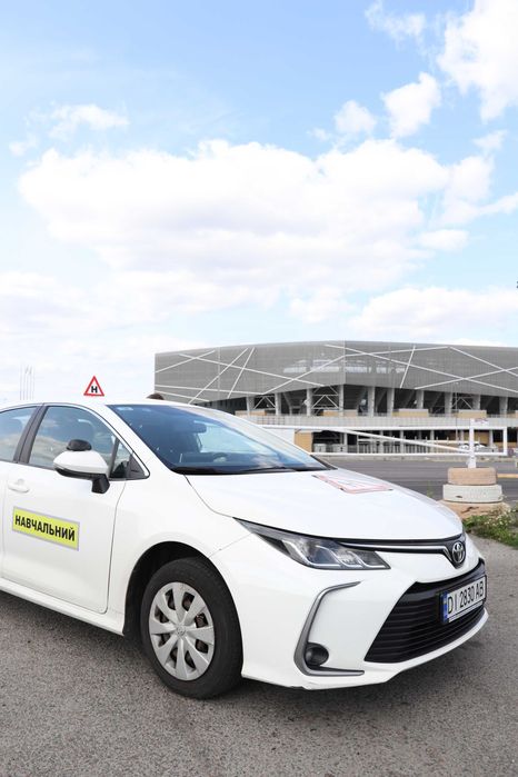 Автоінструктор жінка/водіння/автошкола/механіка/авто як на іспиті