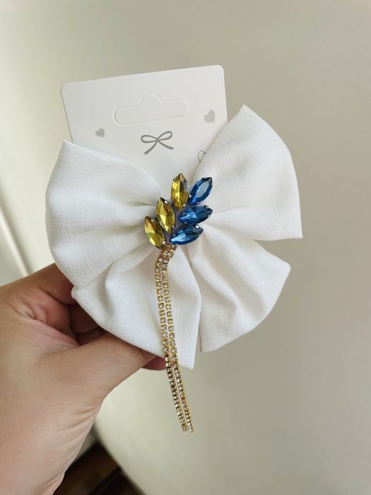 Biała kokardka na spince z kłosem