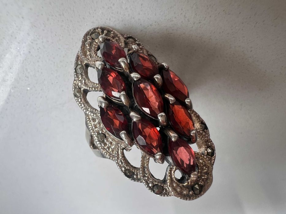 SREBRNY pierścionek z granatami i markazytami