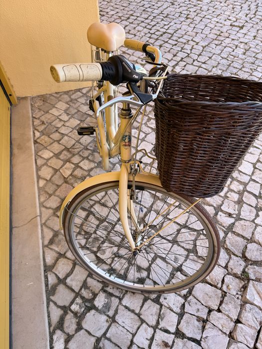 Bicicleta Adriatica em bom estado geral. Tem um pneu furado e precisa dessa reparação. Restante funcionamento normal.