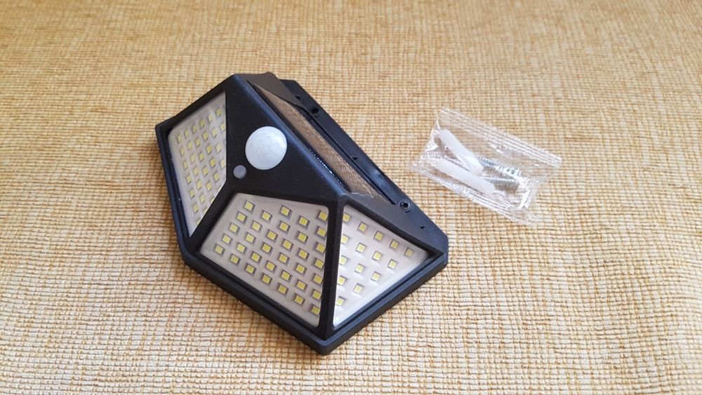 Lampka solarna z detektorem ruchu