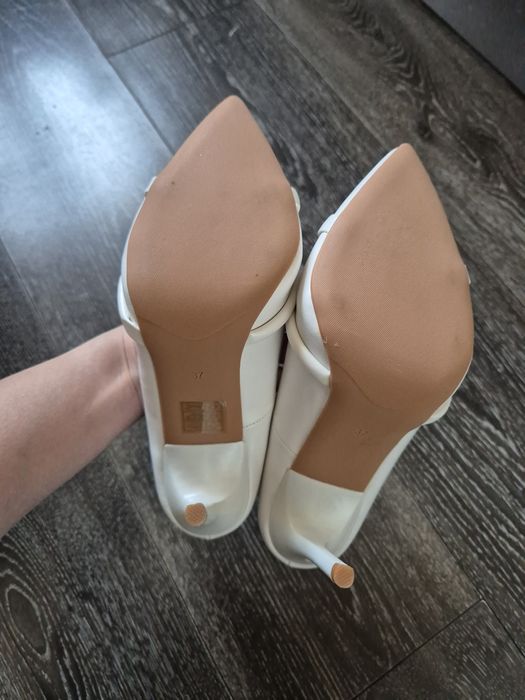 Жіночі білі туфлі на шпильці