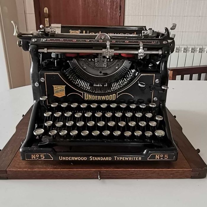 Máquina de escrever com mais de cem anos em ótimo estado.