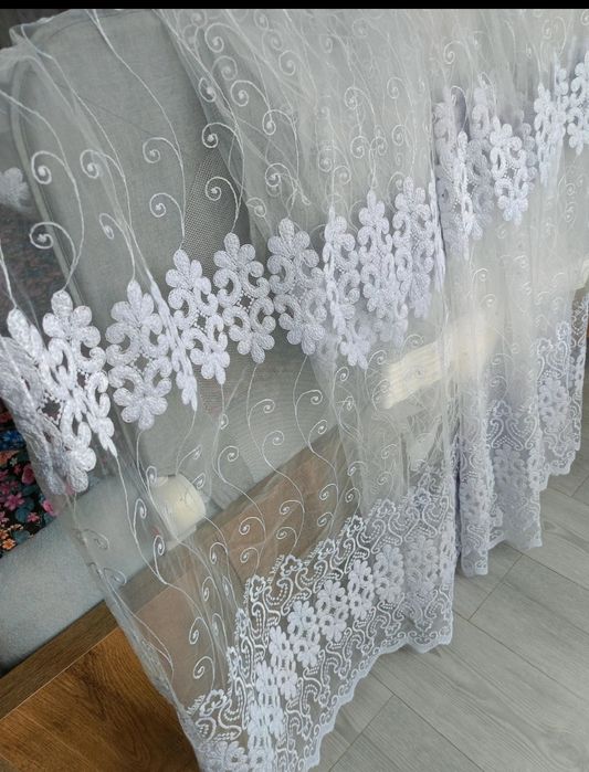 2 firanki długie gotowe na taśmie marszcoznej z mieniaca nitka