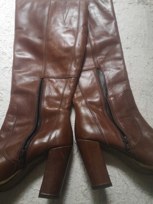 Bota de salto alto em pele