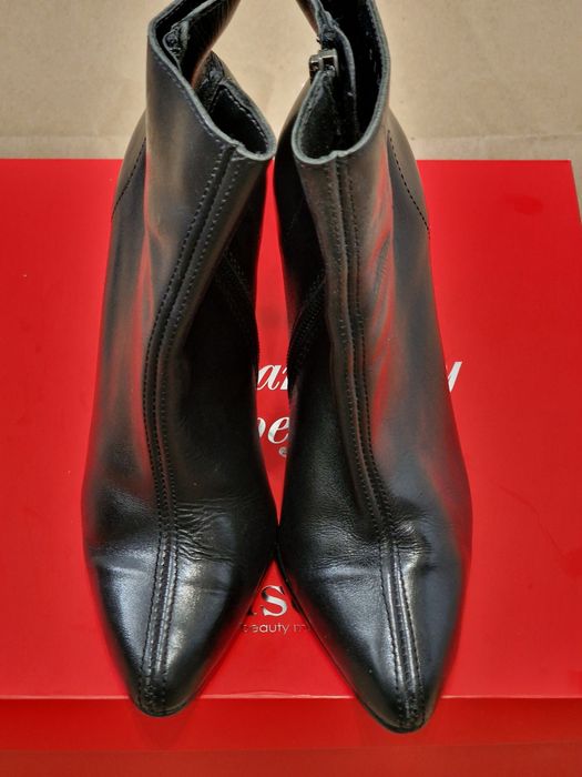 Чорні шкіряні жіночі ботильйони з гострим носком та високим каблуком