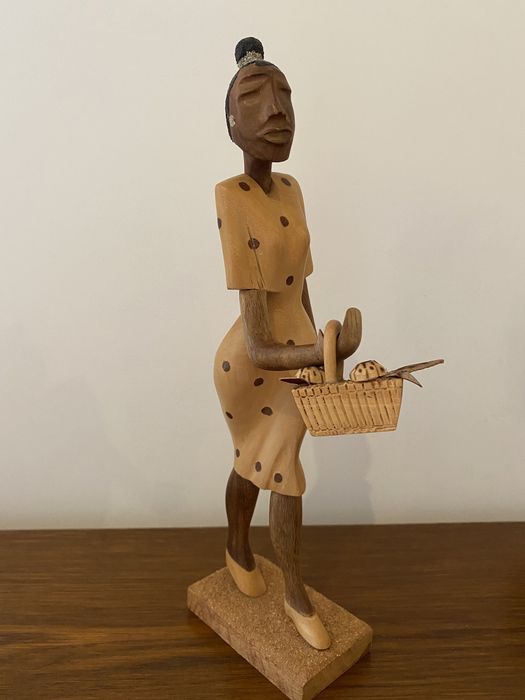 Estátuas de madeira artesanais originárias de Cuba, com cerca de 30cm