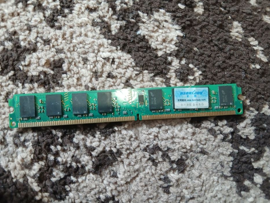 Оперативная пам'ять 2 плашки по 1 gb , і одна 2 gb