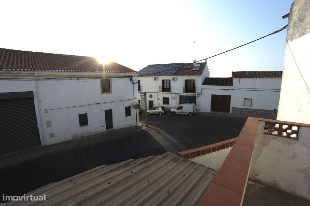 Moradia Térrea com terraço em Moura