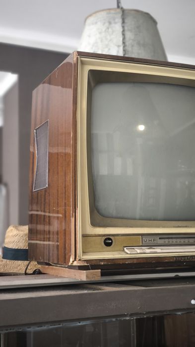 Televisão e Relógio pé alto antiguidade