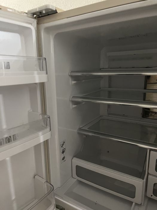 В звязку з переіздом продається Холодильник SHARP б/в великий