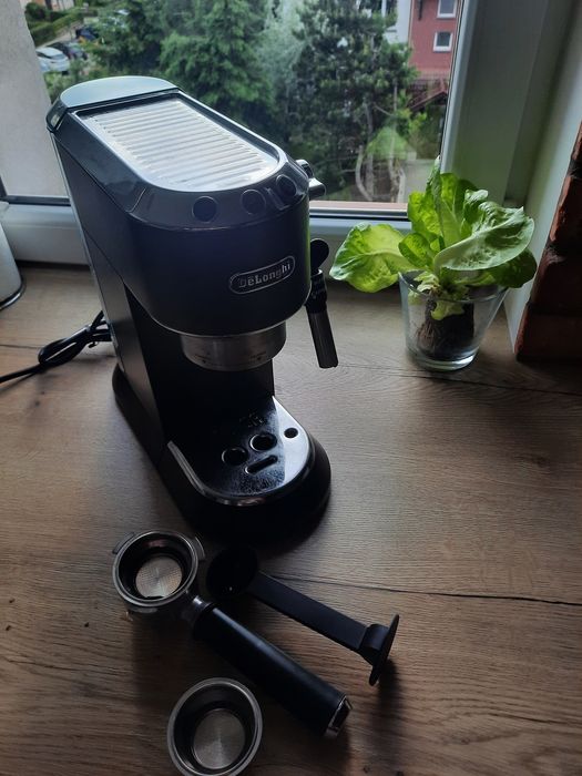 Ekspres DELONGHI Dedica Style EC685.BK