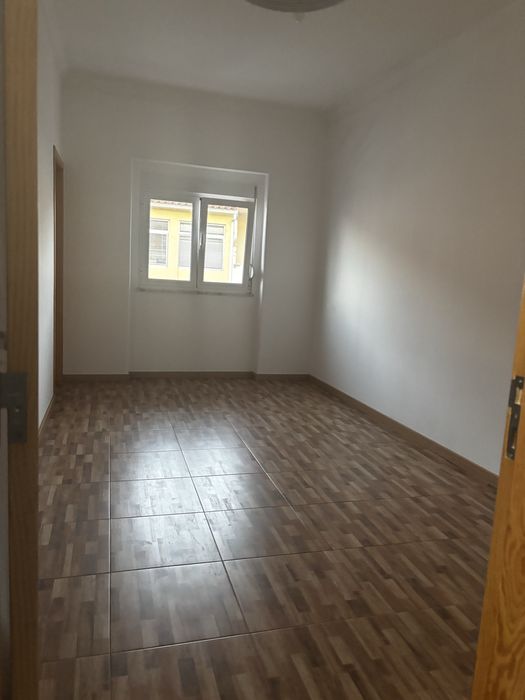 Alugo T3 , Rossio ao sul do tejo