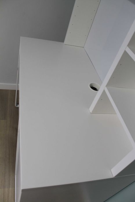 Biurko Ikea z serii Micke z nadstawką
