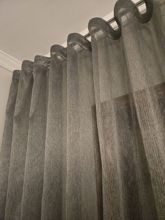 Cama estofada pele sintética + mesinha + cortina + candeeiro
