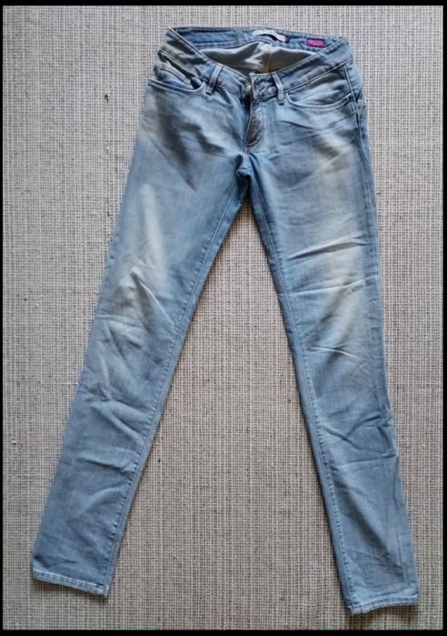 Calças Guess, Salsa, e casaco Zara