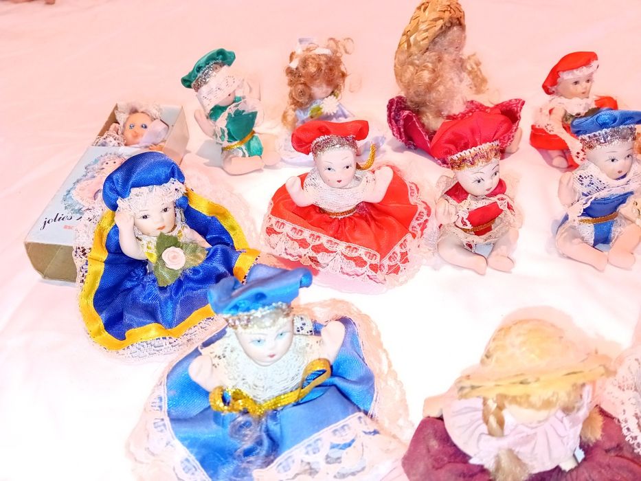 Conjunto de 17 Bonecas Pequenas  em  Porcelana