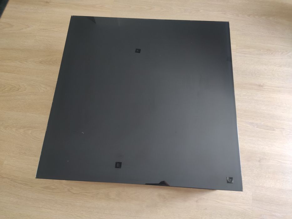 Mesa de sala quadrada com tampo em vidro