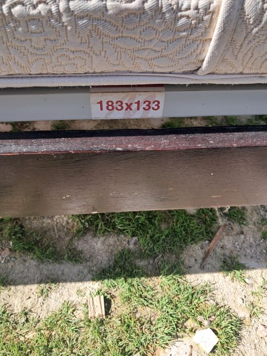 Cama de madeira de casal com estrado