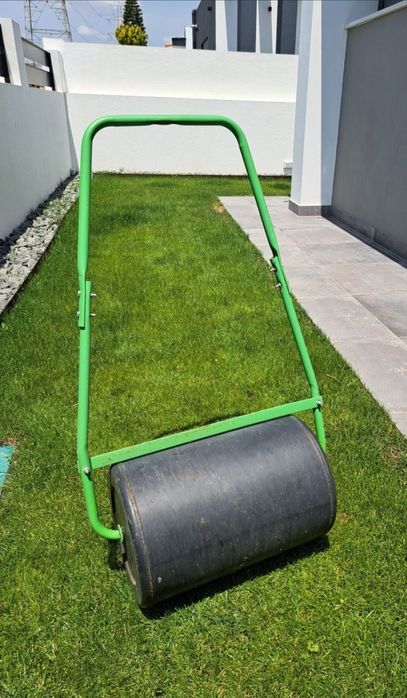 Rolo/ cilindro compactador relva