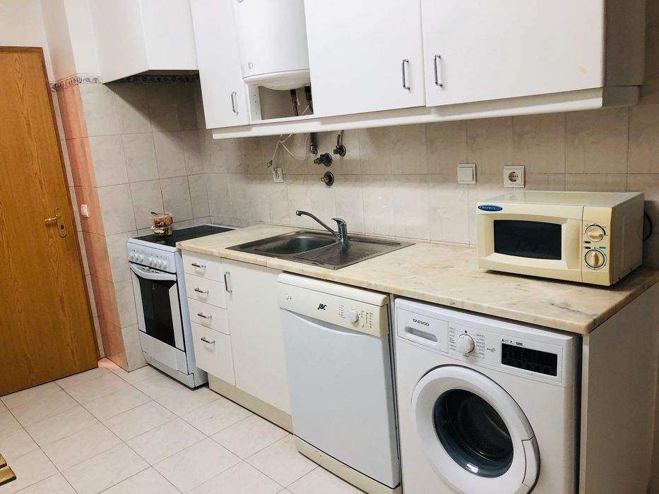 Quarto de solteiro ou casal em alfragide 575€
