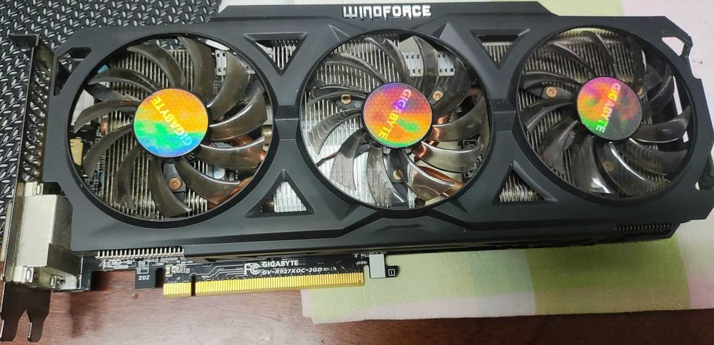 Placa Gráfica Gigabyte AMD Radeon R9 270X (Oferta HDD Externo 250GB)