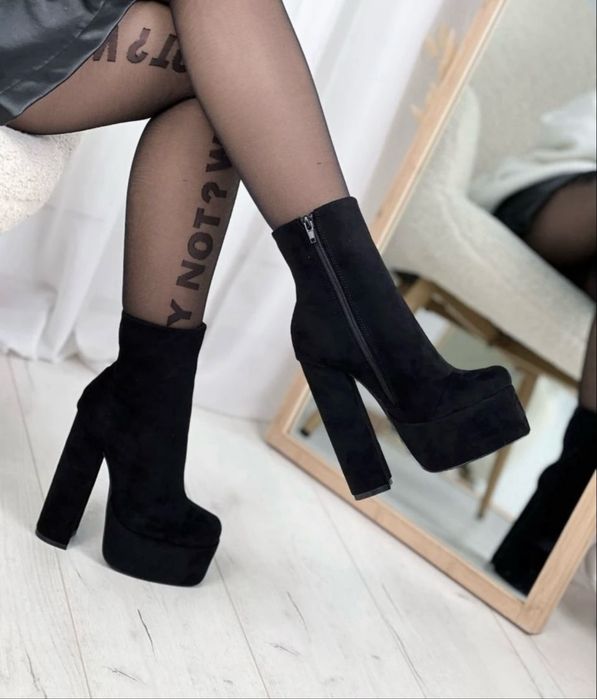 Чорні ботильони