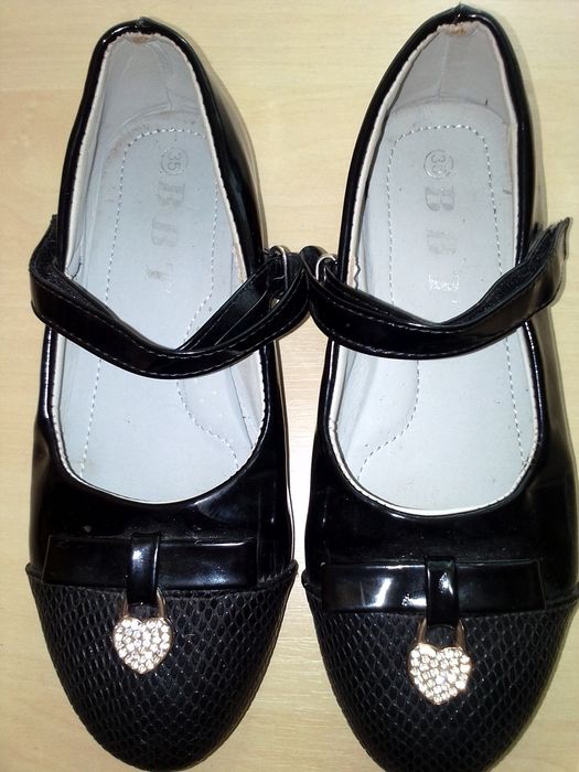 Туфли р.35.лак.черные(стелька 21.5см)