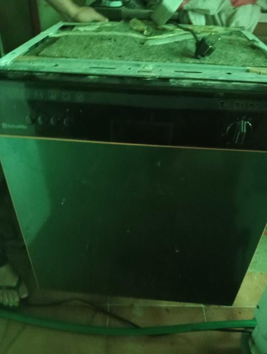 Máquina de lavar loiça e máquina de café