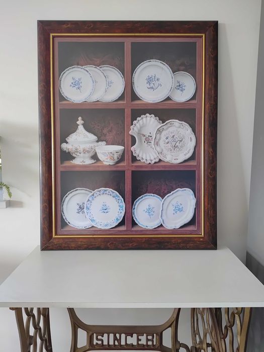 Obraz  do kuchni ,jadalni. Witryna talerze w kredensie.