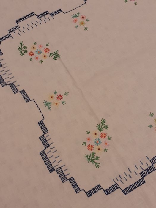 Obrus ręcznie haftowany