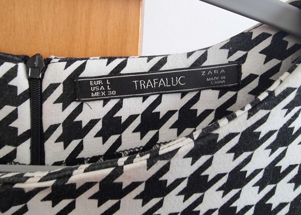 Vestido com padrão branco e preto Zara, tamanho L