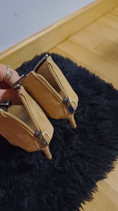 Kremowe buty na szpilce 39