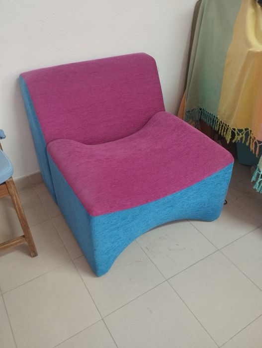 Sofá cor de rosa e azul