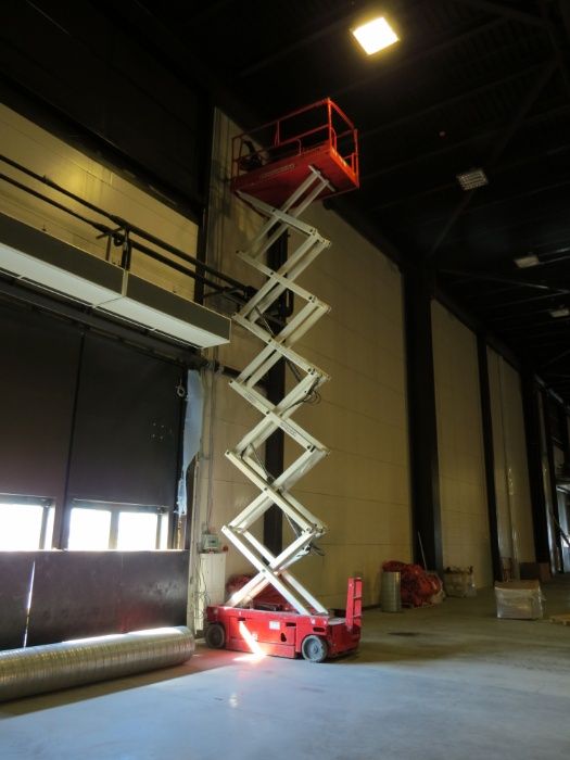 ПЕККАНІСКА ОРЕНДА акумуляторного ножичного підйомника COMPACT 14