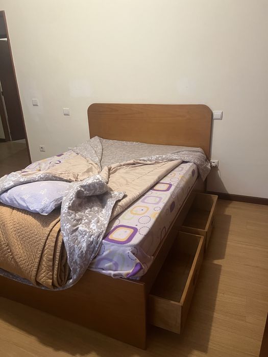 Cama de casal com gavetas para arrumos