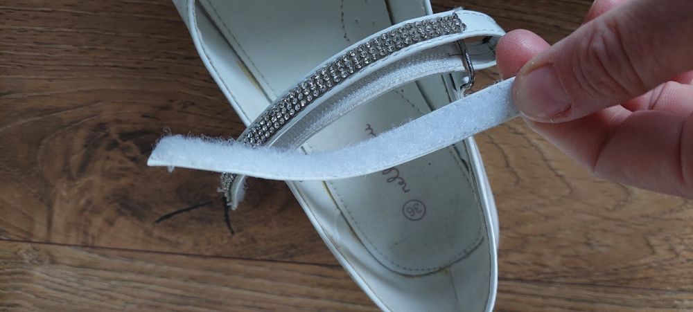 Białe lakierki dla dziewczynki 36 wkładka 23,5 cm