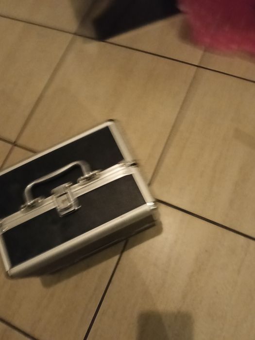 Mały kuferek na kosmetyki, biżuterię