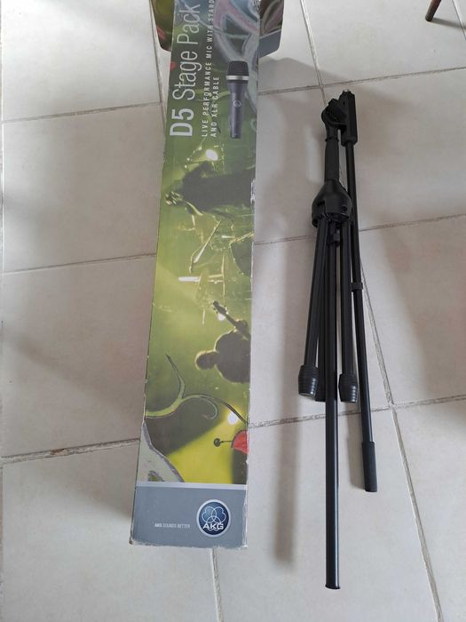 Tripê e microfone AKG431153201221488641