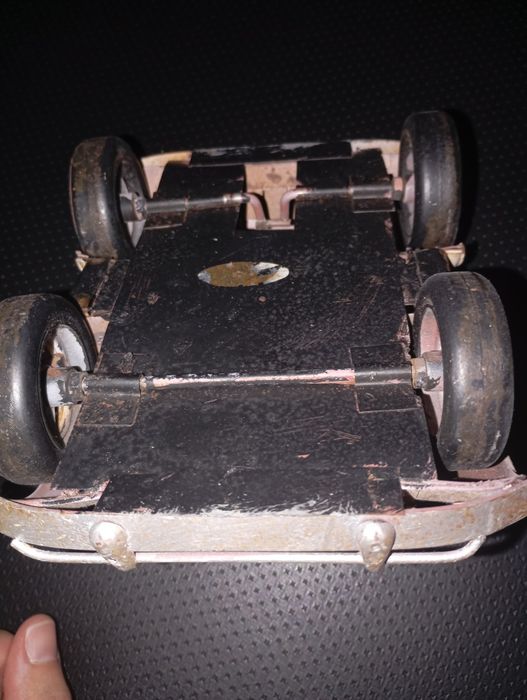 Carro em lata decorativo