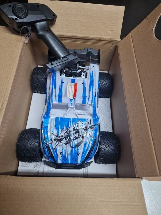 carro de controle remoto da marca DEERC, modelo 9003E.