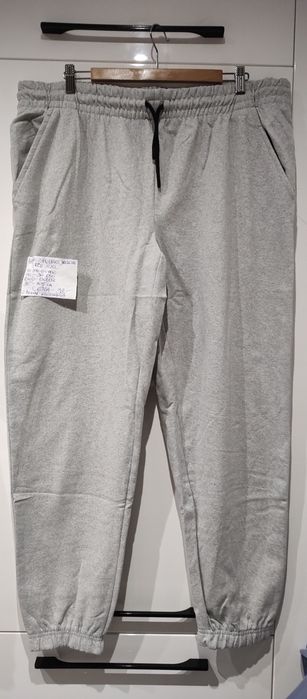 Nowe spodnie dresowe na gumie z boków kieszenie