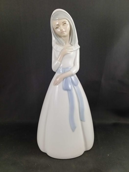 Porcelanowa figurka dziewczyny Walencja