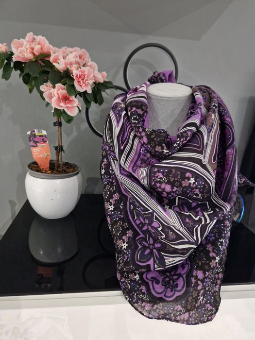 Fioletowa duża chustka apaszka na szyję w kwiaty