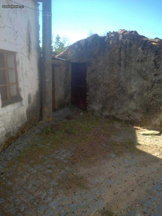 Casa rustica em xisto com terreno e olival