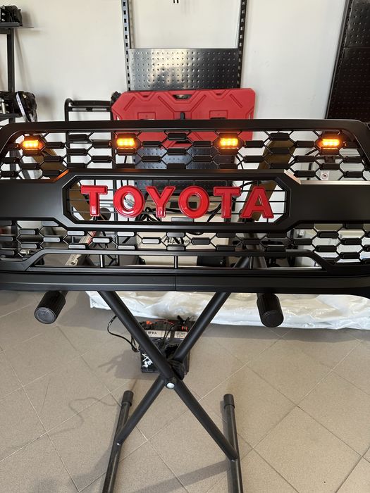 GRELHA TOYOTA HILUX 2020+ LOOK GR