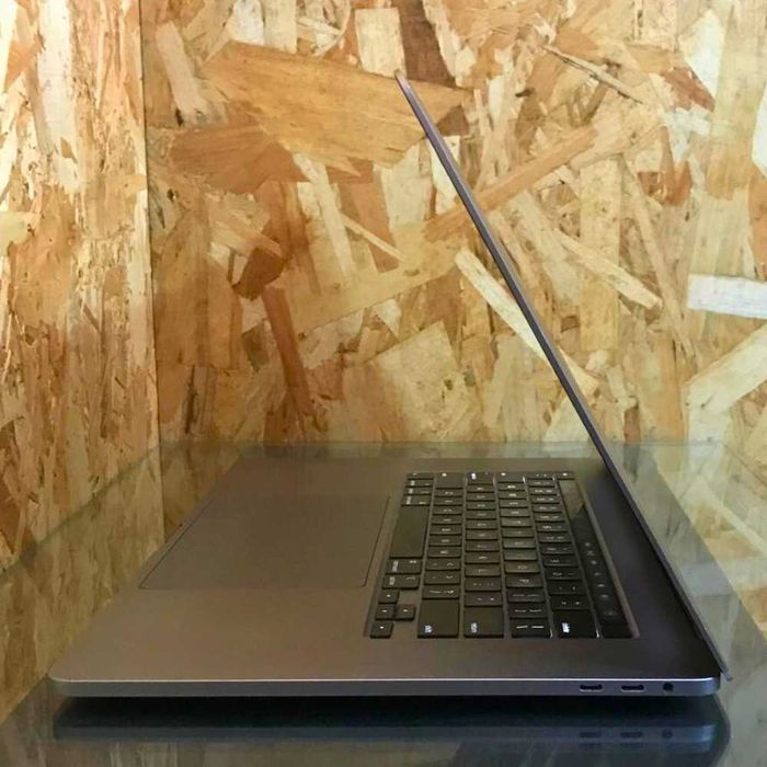 MacBook Pro 16, i9 Processor, 500 GB SSD, 16 GB RAM, WARRANTY64586356310273122